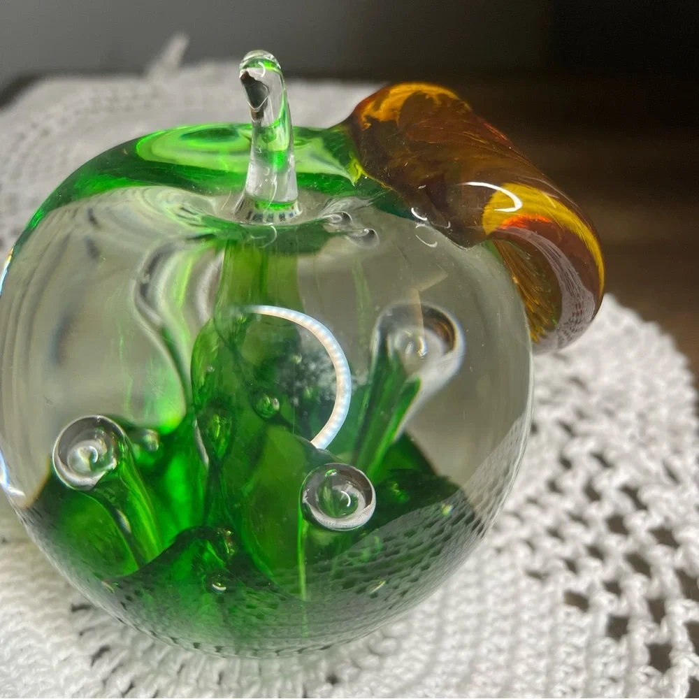 CAITHNESS WINDFALL Scotland Paperweight Apple Hand Blown Glass Signed - Picture 6 of 7